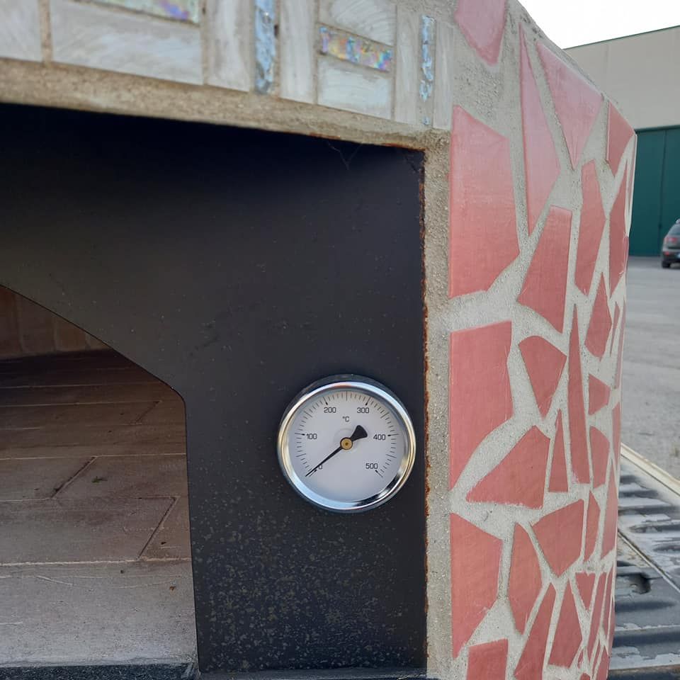 Un orologio sul lato di un edificio segna le 4:20