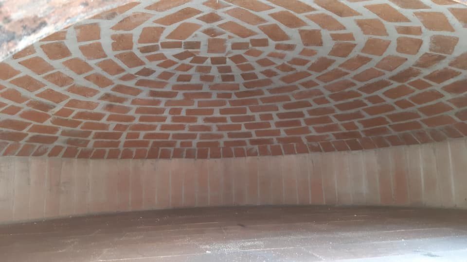 Si sta costruendo una cupola in mattoni con un motivo.