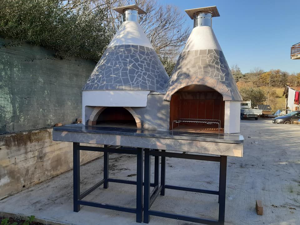 Due forni per pizza sono posizionati uno accanto all'altro in un parcheggio