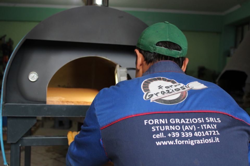 Un uomo che indossa una giacca blu con la parola forni sopra