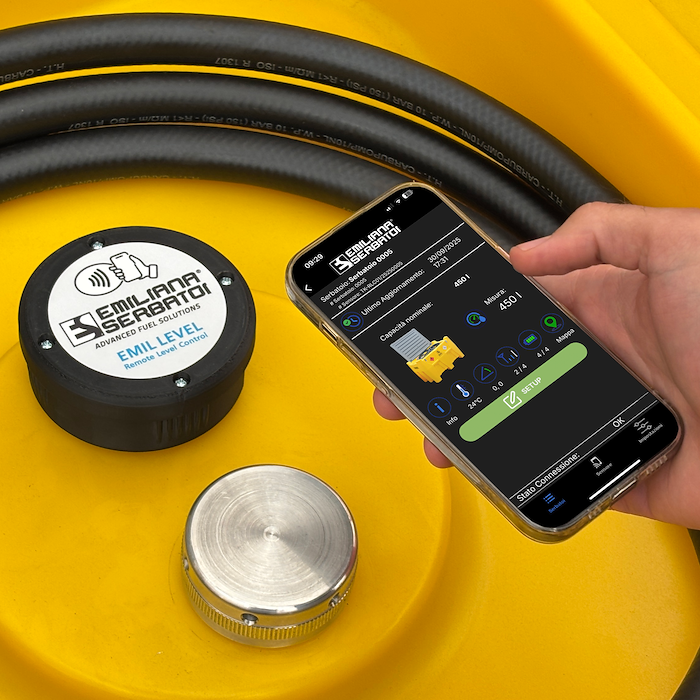 Un sensore di livello per serbatoi di Emiliana Serbatoi accanto a uno schema del dispositivo che monitora i livelli dei fluidi all'interno di un serbatoio di stoccaggio.