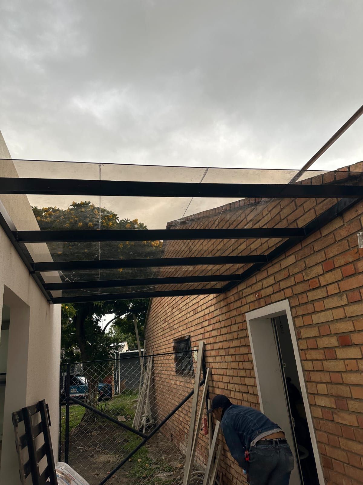 Marquesina con estructura metálica sobre un espacio exterior