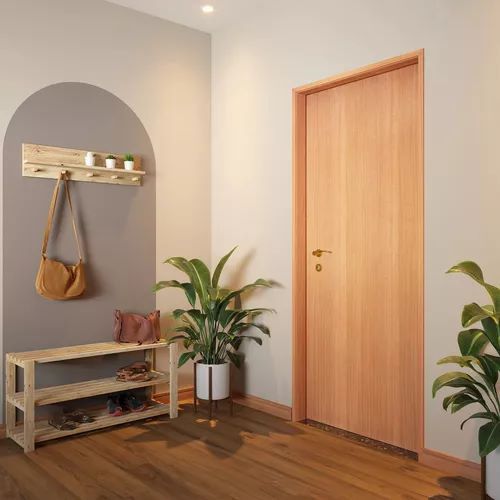 Uma entrada bem iluminada com porta de madeira, plantas, sapateira e cabideiro com bolsa.