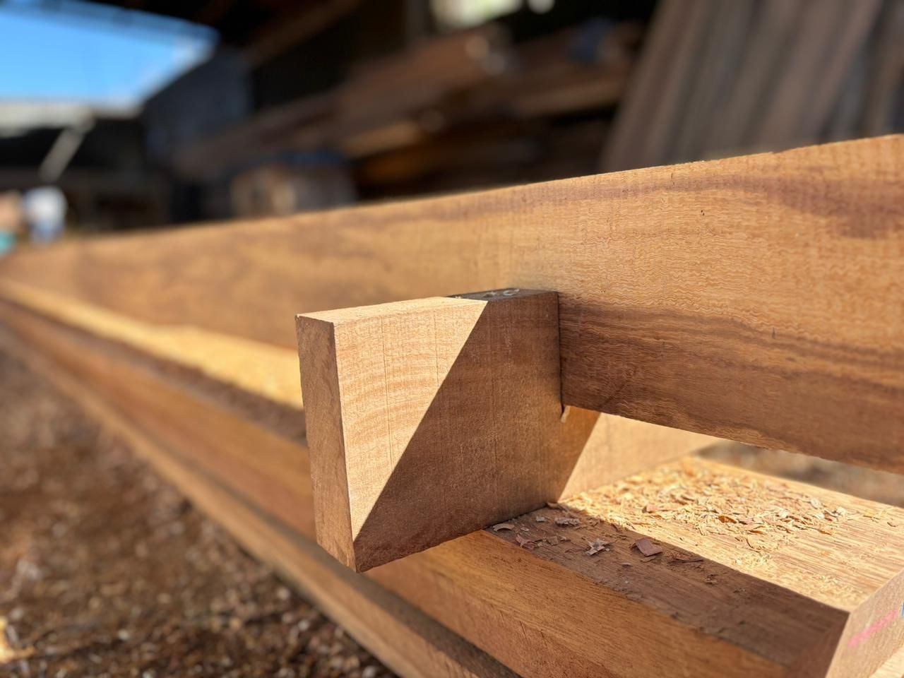 Viga de madeira com encaixe de espiga e rasgo, para uso externo.