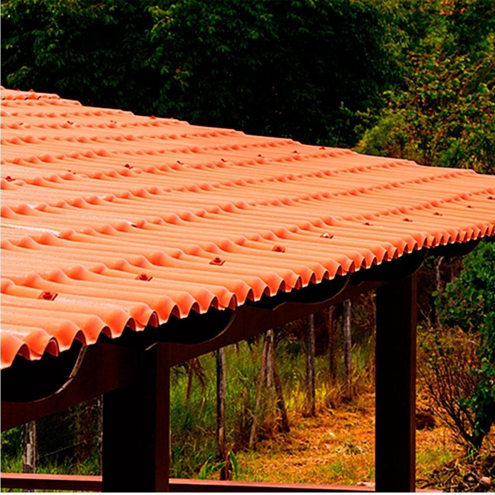 Telhado ondulado laranja de um abrigo com vigas de sustentação marrons, em contraste com um fundo verde desfocado.