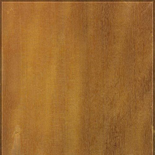 Detalhe de um painel quadrado de madeira com textura de grão natural e uma borda fina em tom castanho escuro.