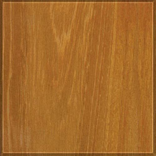 Painel quadrado de madeira com textura de grão marrom claro, emoldurado por uma borda marrom mais escura.