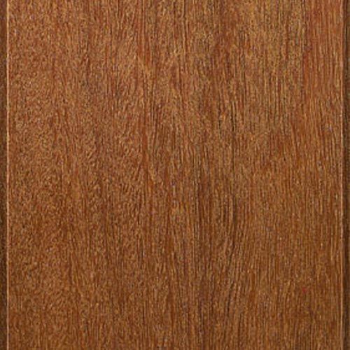 Detalhe da textura da madeira em tons de marrom-avermelhado, com linhas verticais e borda rebaixada.