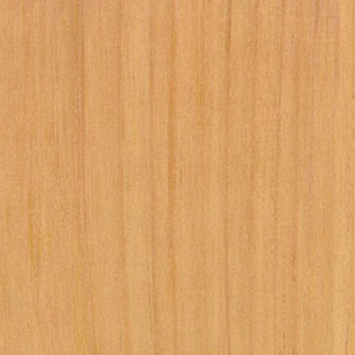 Detalhe da superfície de uma madeira clara com veios verticais.