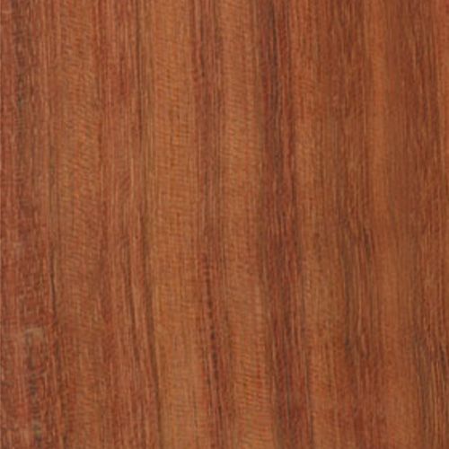 Detalhe da textura da madeira em tons de marrom-avermelhado com veios verticais.