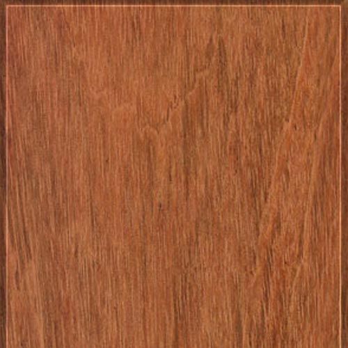 Azulejo quadrado de madeira com veios verticais, cor castanho-avermelhada escura e borda em relevo.