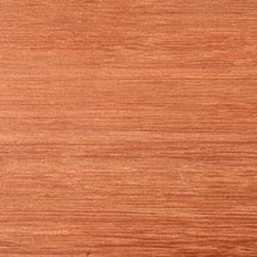 Detalhe da textura da madeira em tons de marrom-avermelhado com linhas horizontais.