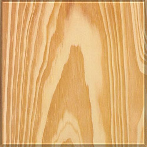 Detalhe de um painel quadrado de madeira com um padrão ondulado de veios em tom castanho claro.