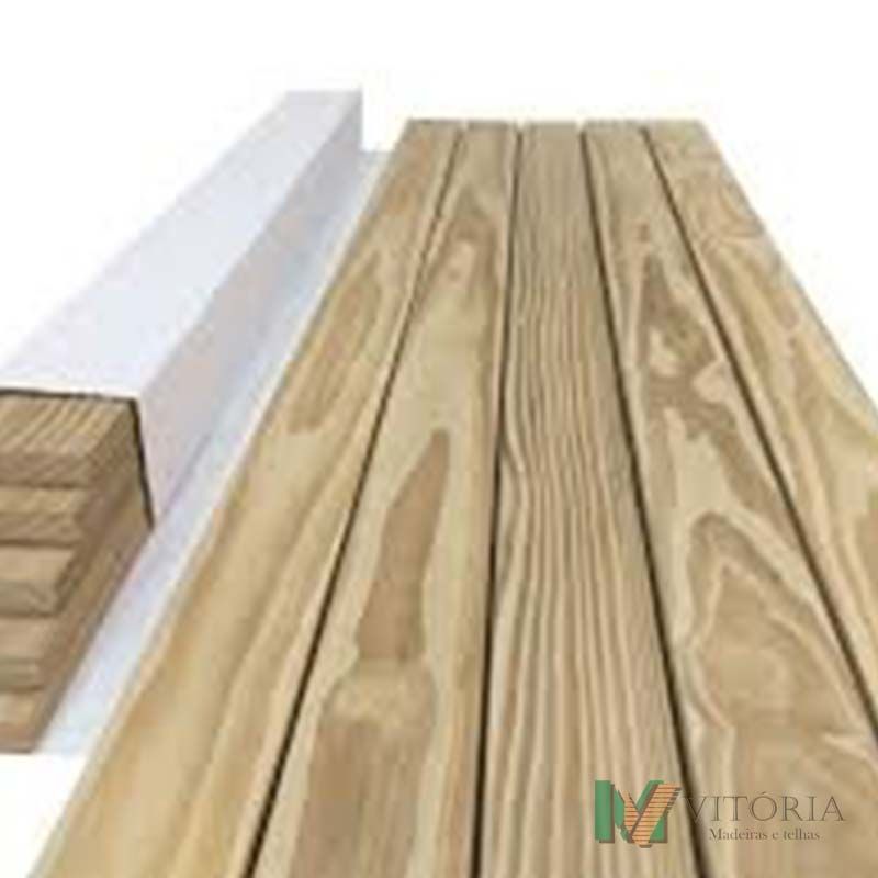 Tábuas de madeira, de cor castanha clara, empilhadas e acondicionadas numa caixa branca.