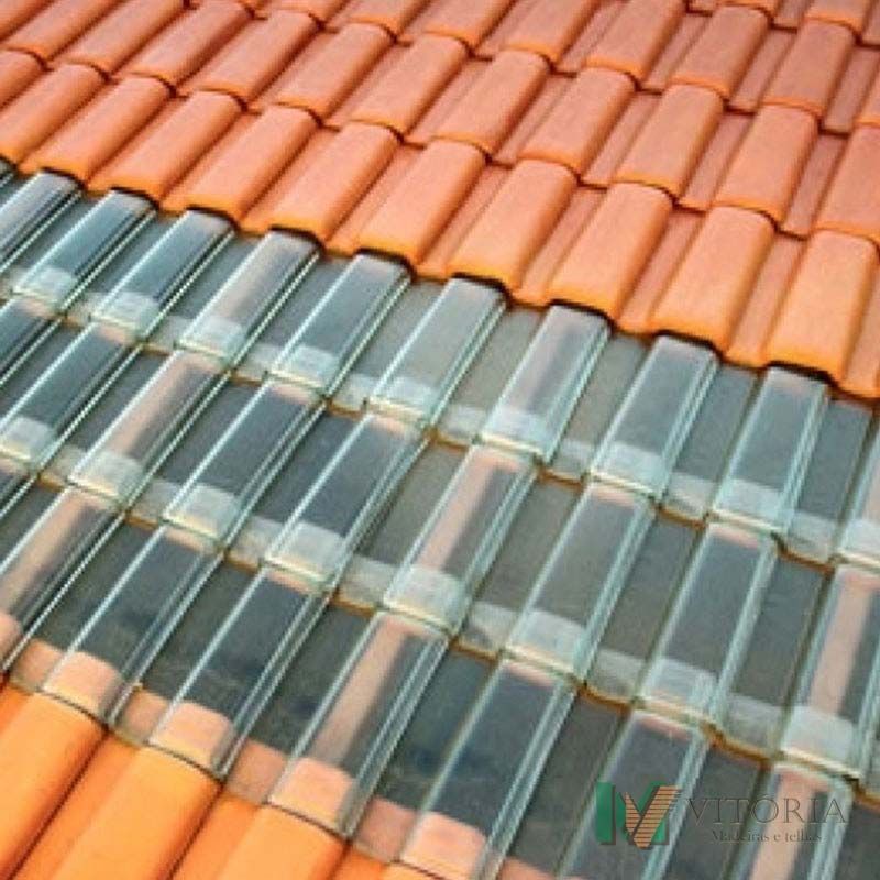 Telhado de telha laranja com uma seção de telhas transparentes para entrada de luz solar.