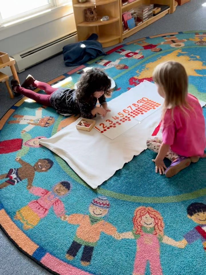 Montessori children working together