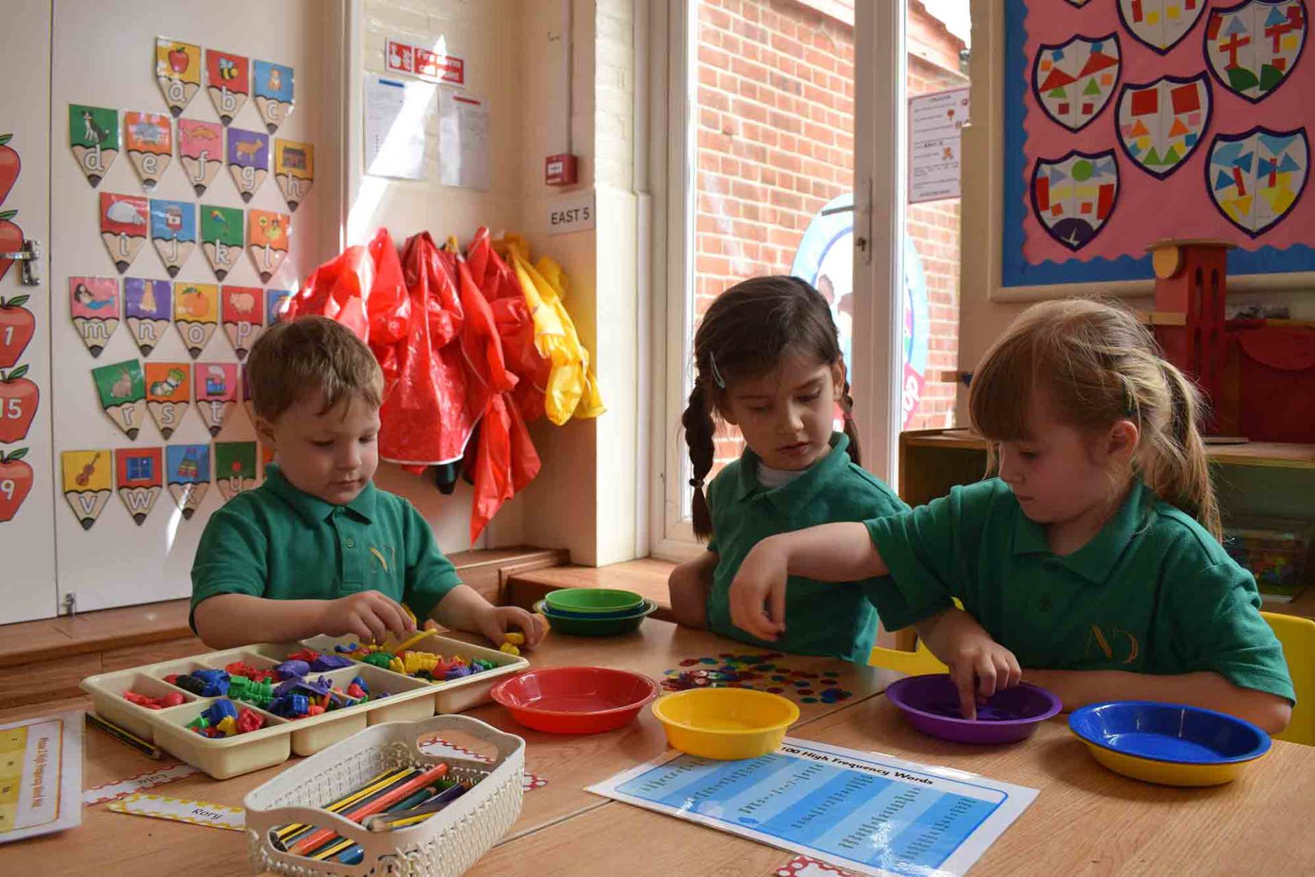 kids sorting the colours