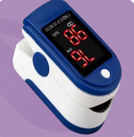 Oxímetro de pulso de dedo azul y blanco que muestra una saturación