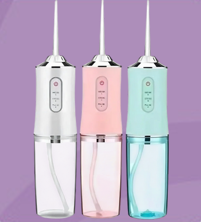 Tres irrigadores bucales inalámbricos en blanco, rosa y verde azulado, con depósitos de agua transparente.