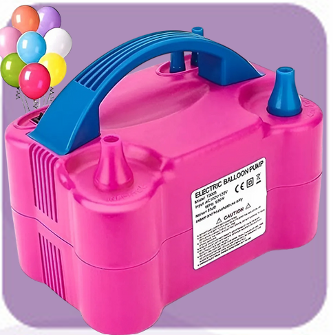 Bomba de globos eléctrica de color rosa con mango y boquilla de color azul, con globos de fondo.