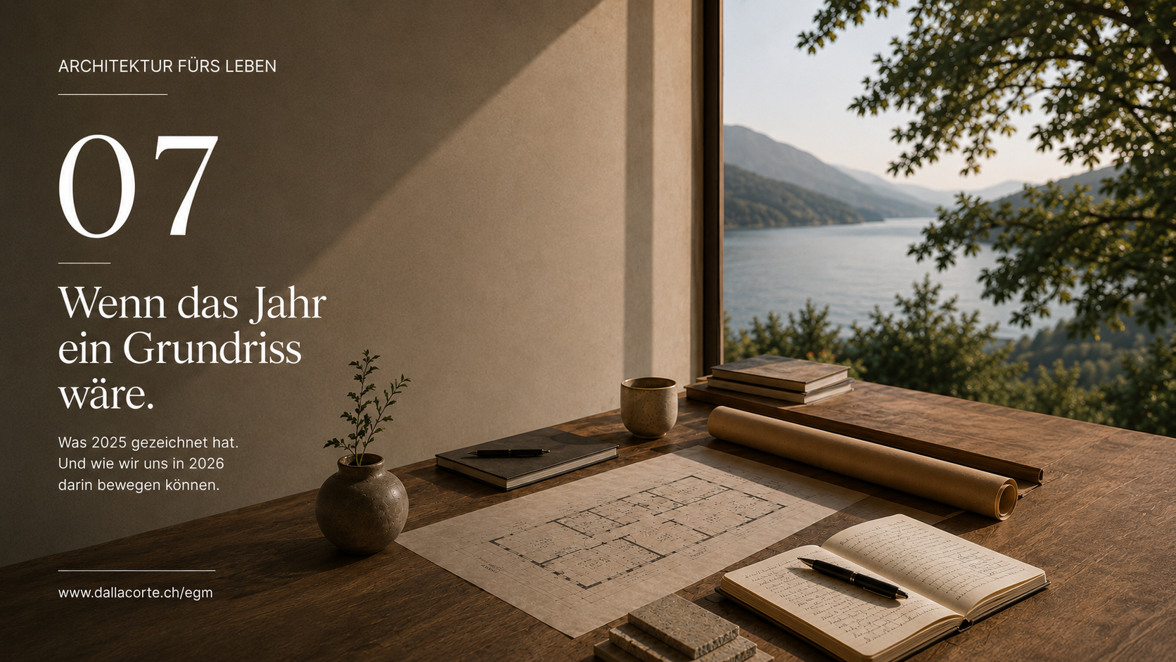 German calendar page beside a lake view, reading “07 Wenn das Jahr ein Grundriss wär,” on a wooden desk