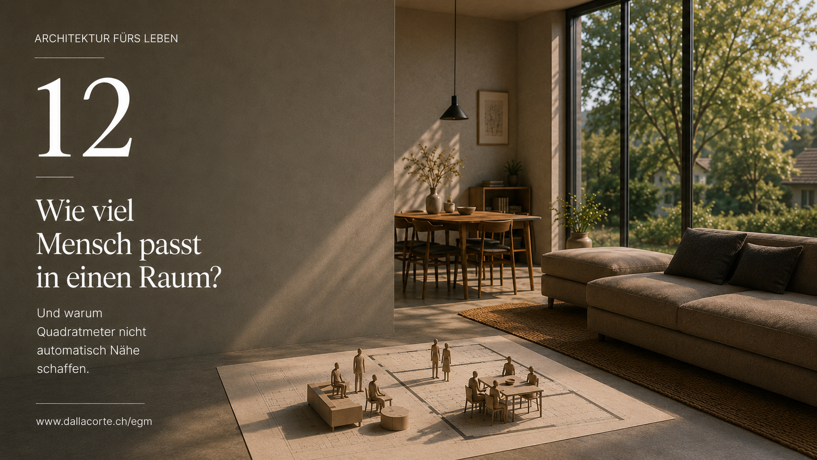 Modernes Wohnzimmer mit großem Fenster, beigefarbenem Sofa, Esstisch und deutscher Texteinblendung auf der linken Seite.