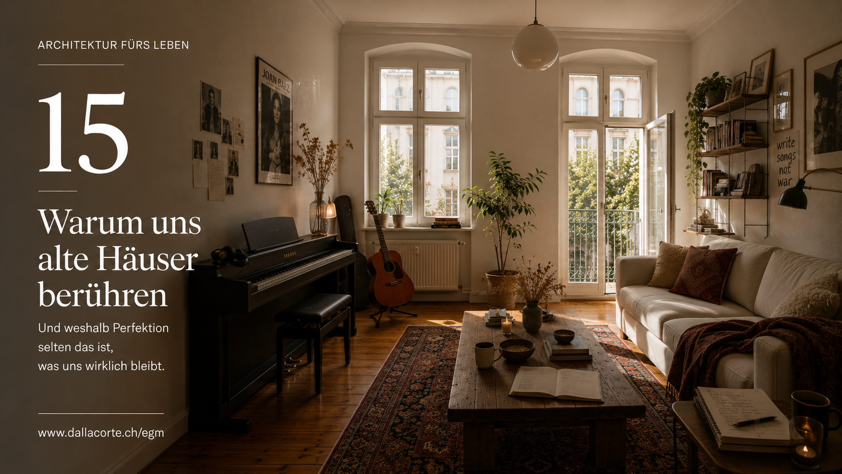 Magazincover mit einem gemütlichen Wohnzimmer, warmem Licht, Klavier, Pflanzen, Sofa und deutschem Text über alte Häuser