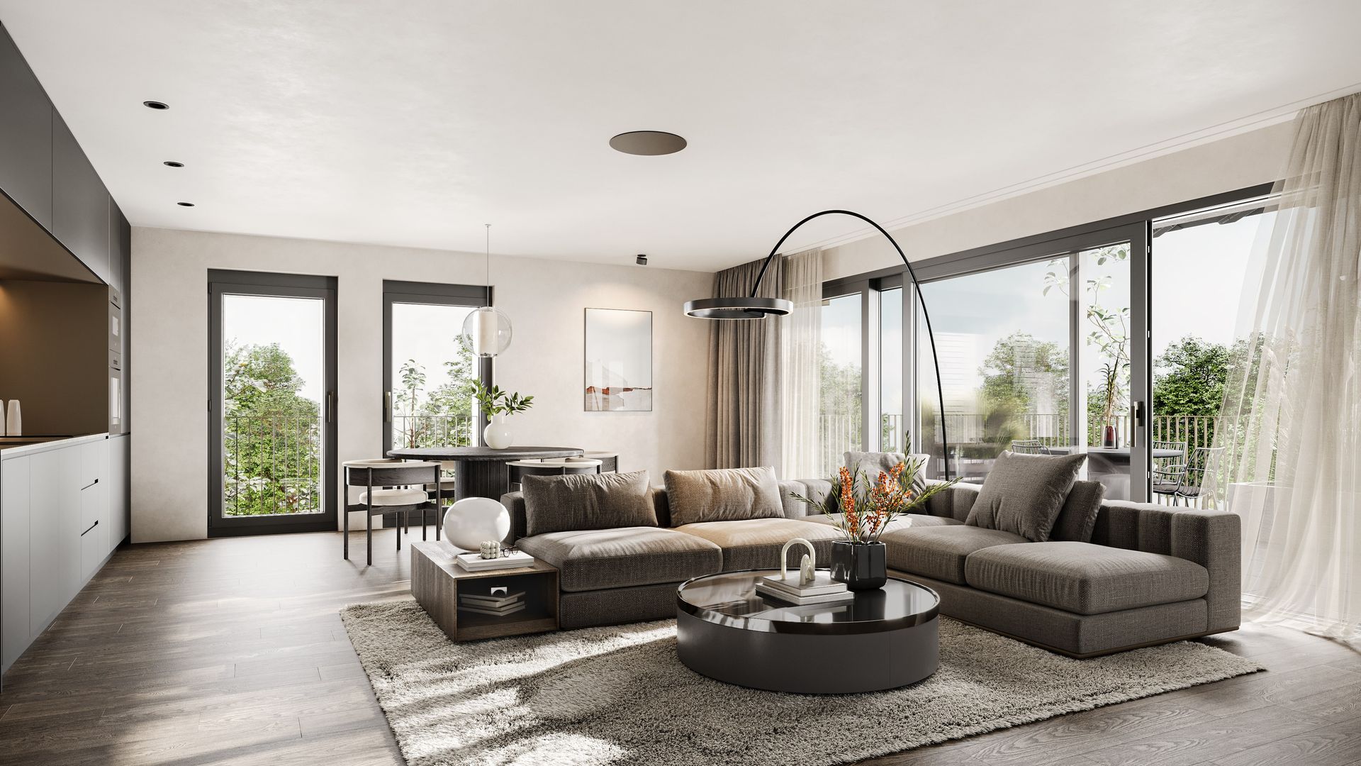 Modernes Wohnzimmer mit grauem Sofa, Teppich und rundem Couchtisch in der Nähe von Fenstern mit Bäumen.