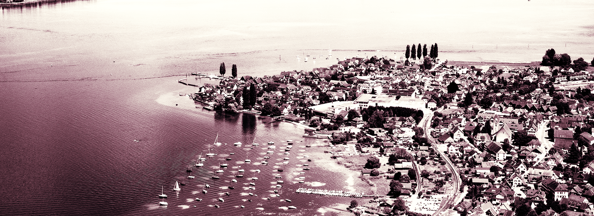 Ein Schwarzweißfoto einer großen Wassermasse.