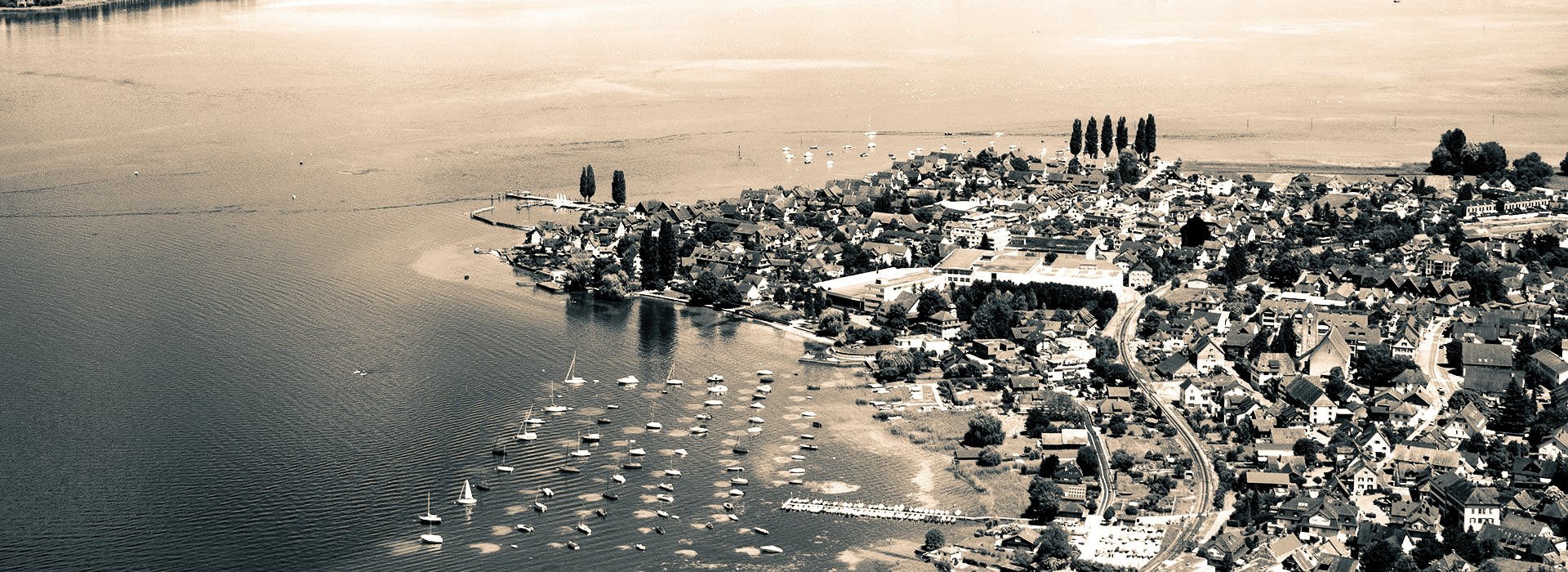 Ein Schwarzweißfoto einer großen Wassermasse.