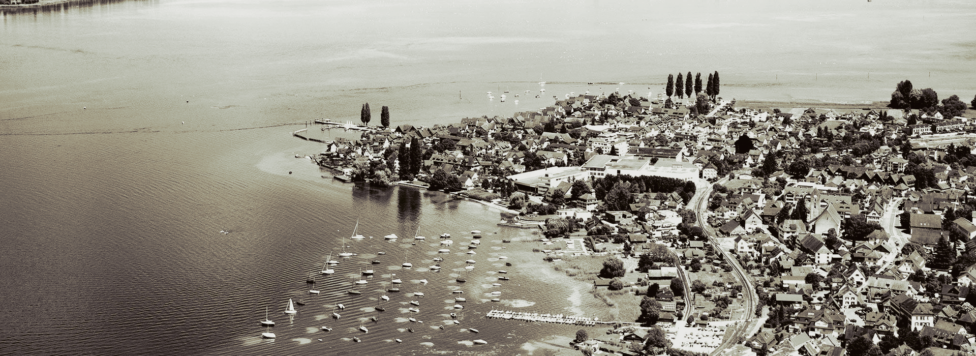 Ein Schwarzweißfoto einer großen Wassermasse.