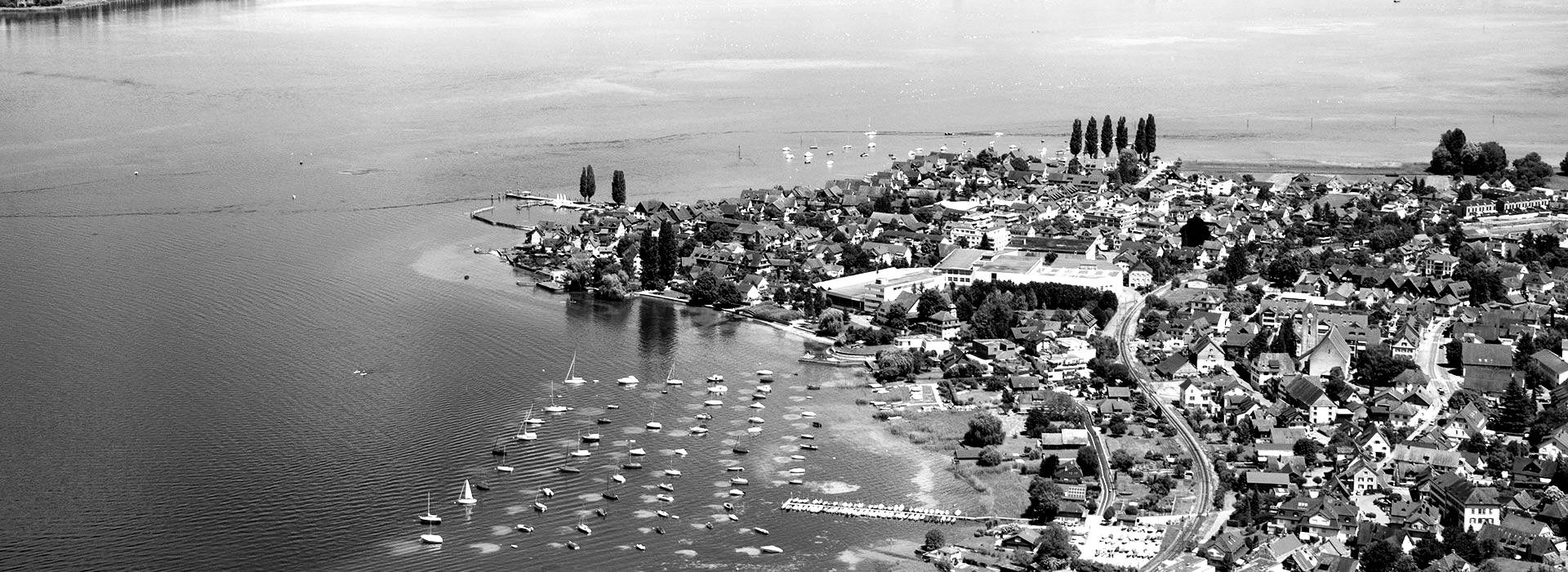 Ein Schwarzweißfoto einer großen Wassermasse.