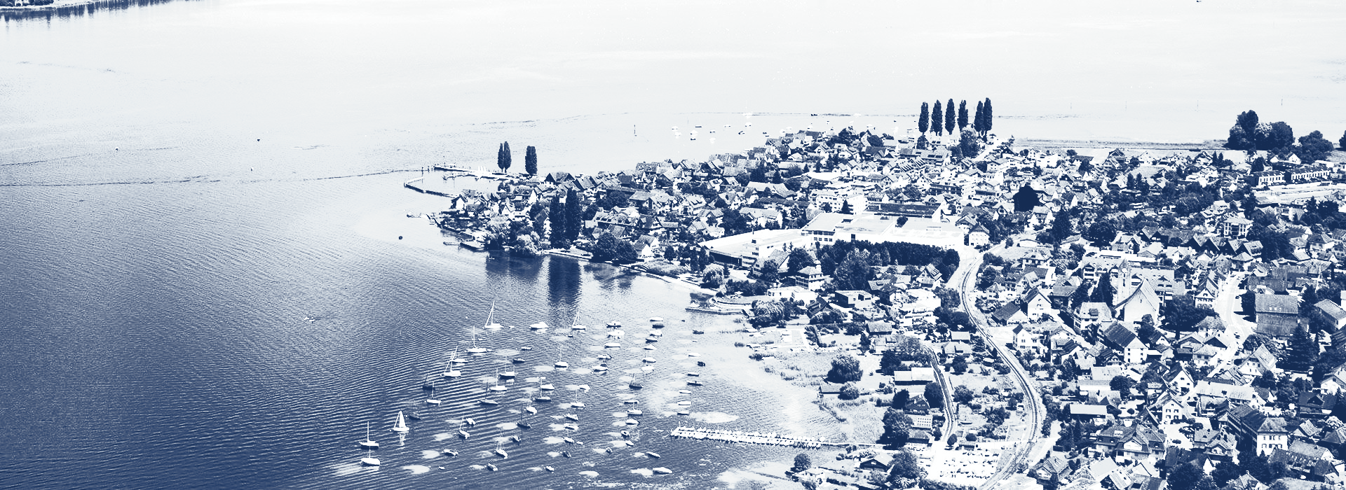 Ein Schwarzweißfoto einer großen Wassermasse.