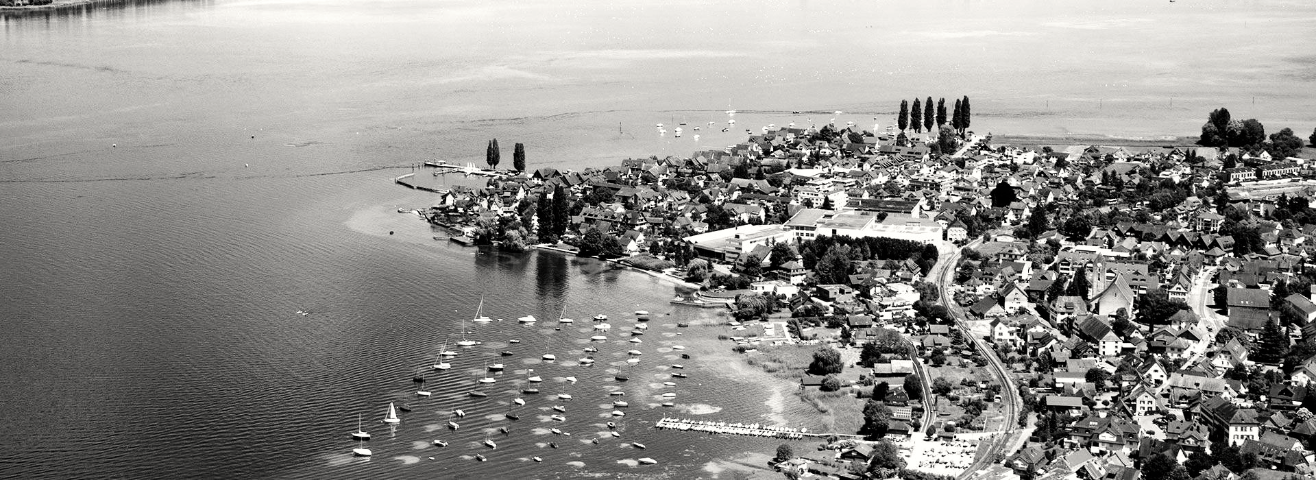 Ein Schwarzweißfoto einer großen Wassermasse.