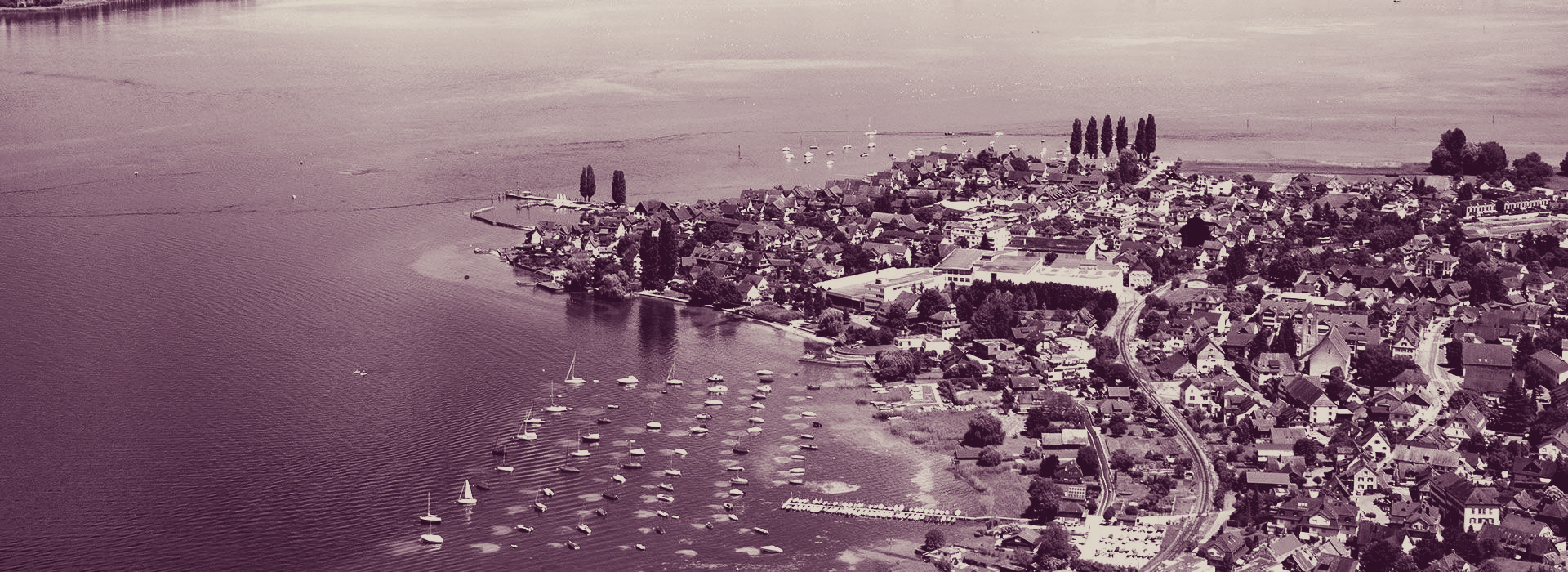 Ein Schwarzweißfoto einer großen Wassermasse.