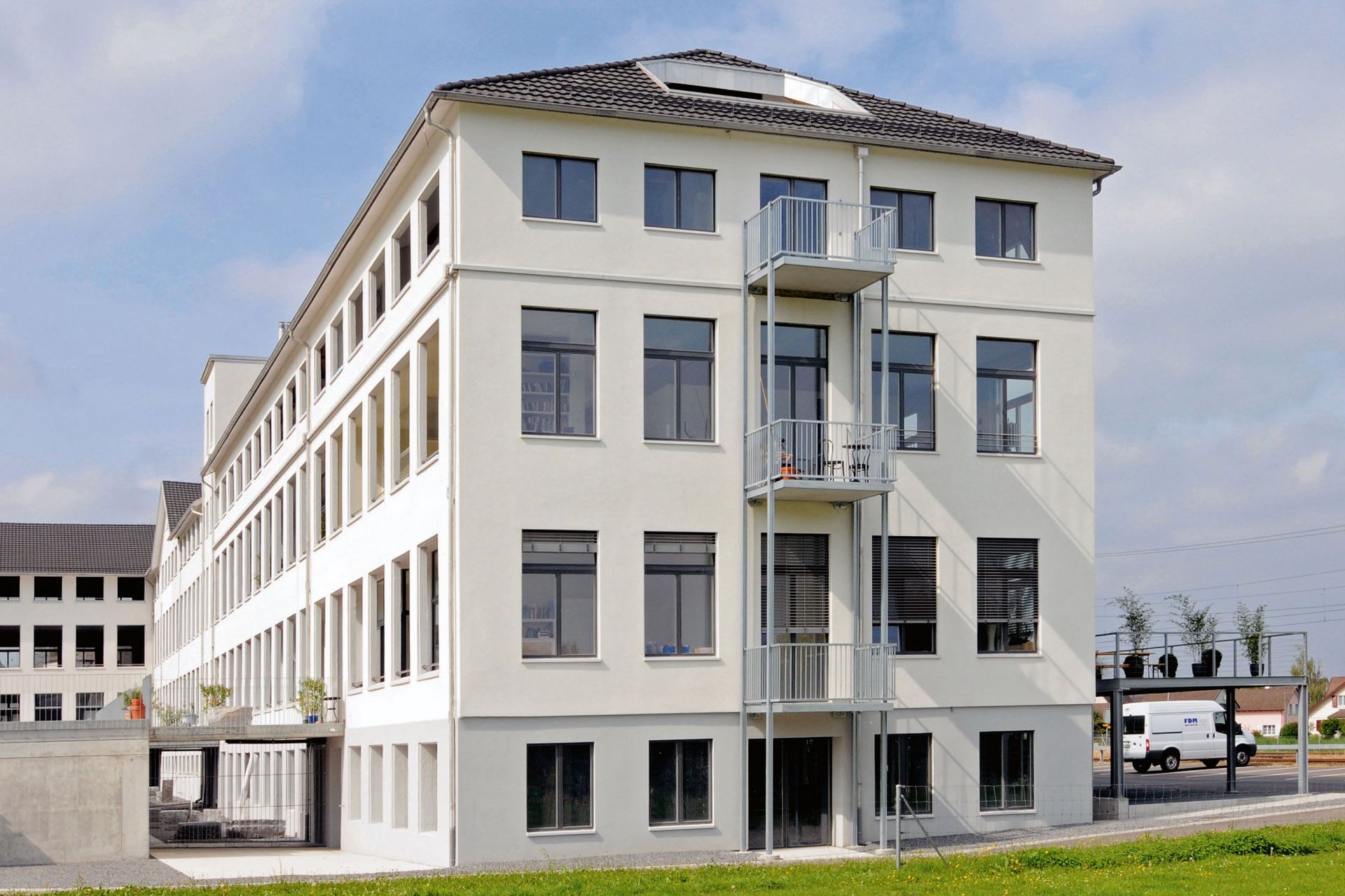 Ein großes weißes Gebäude mit einer Feuerleiter an der Seite