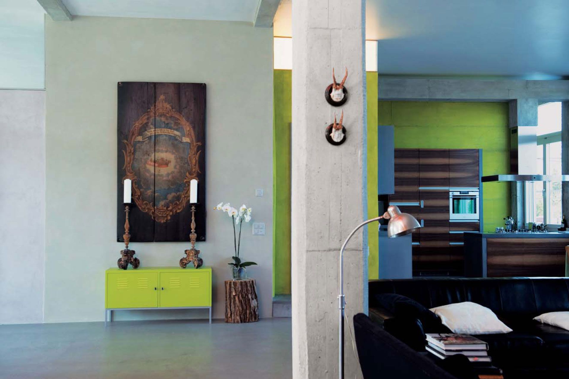 Ein Wohnzimmer mit einem gelben Schrank und einem Gemälde an der Wand