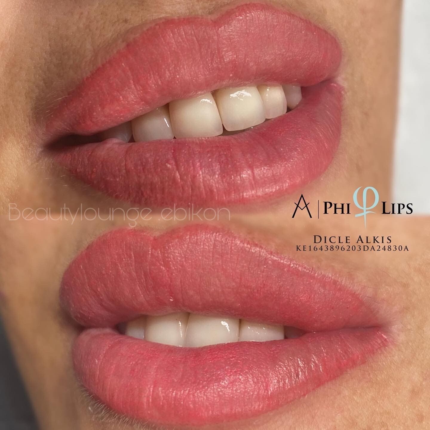 Eine Nahaufnahme des Mundes einer Frau mit rosa Lippen und weißen Zähnen