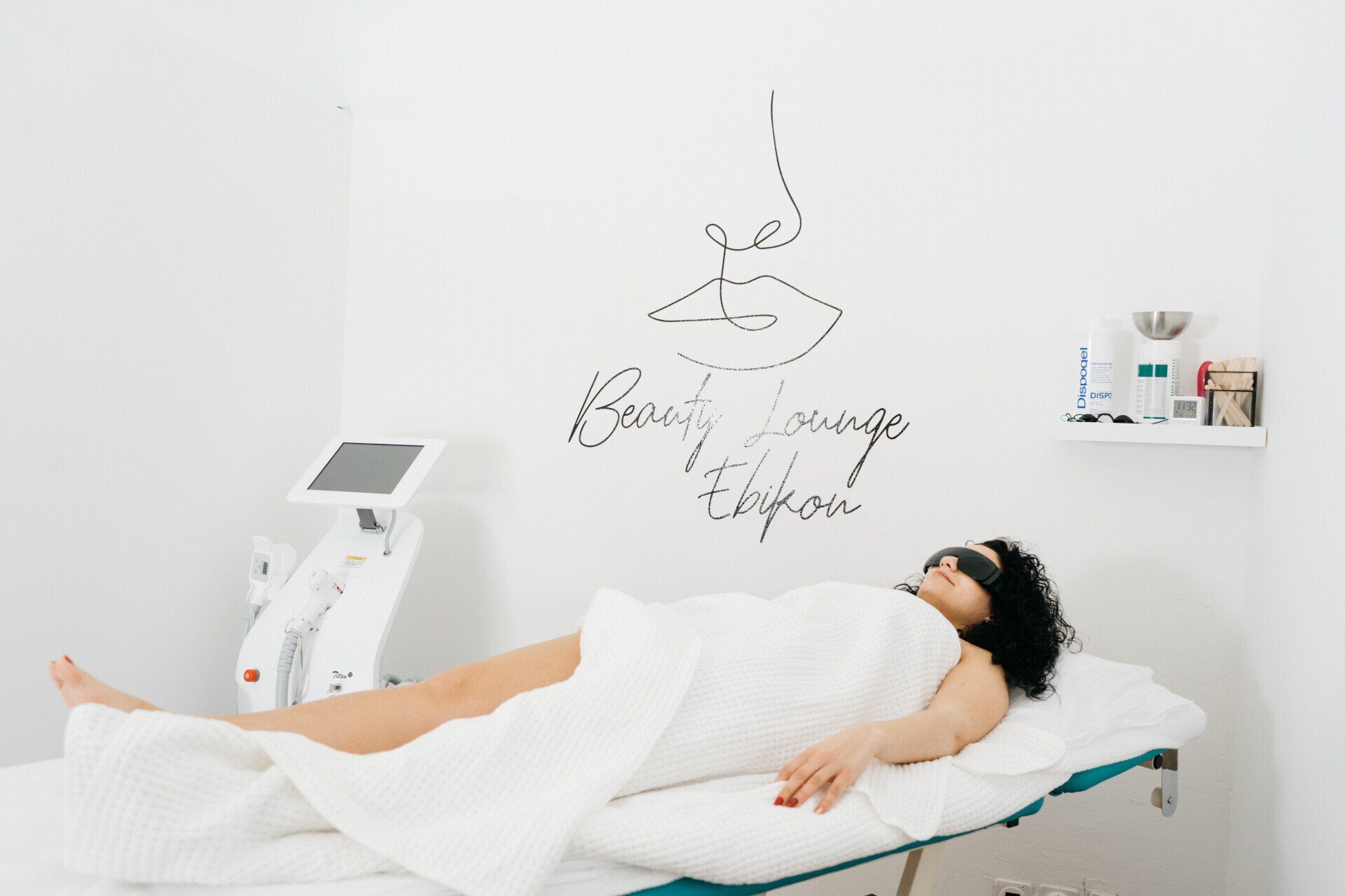 Eine Frau liegt auf einer Liege in einem Schönheitssalon.