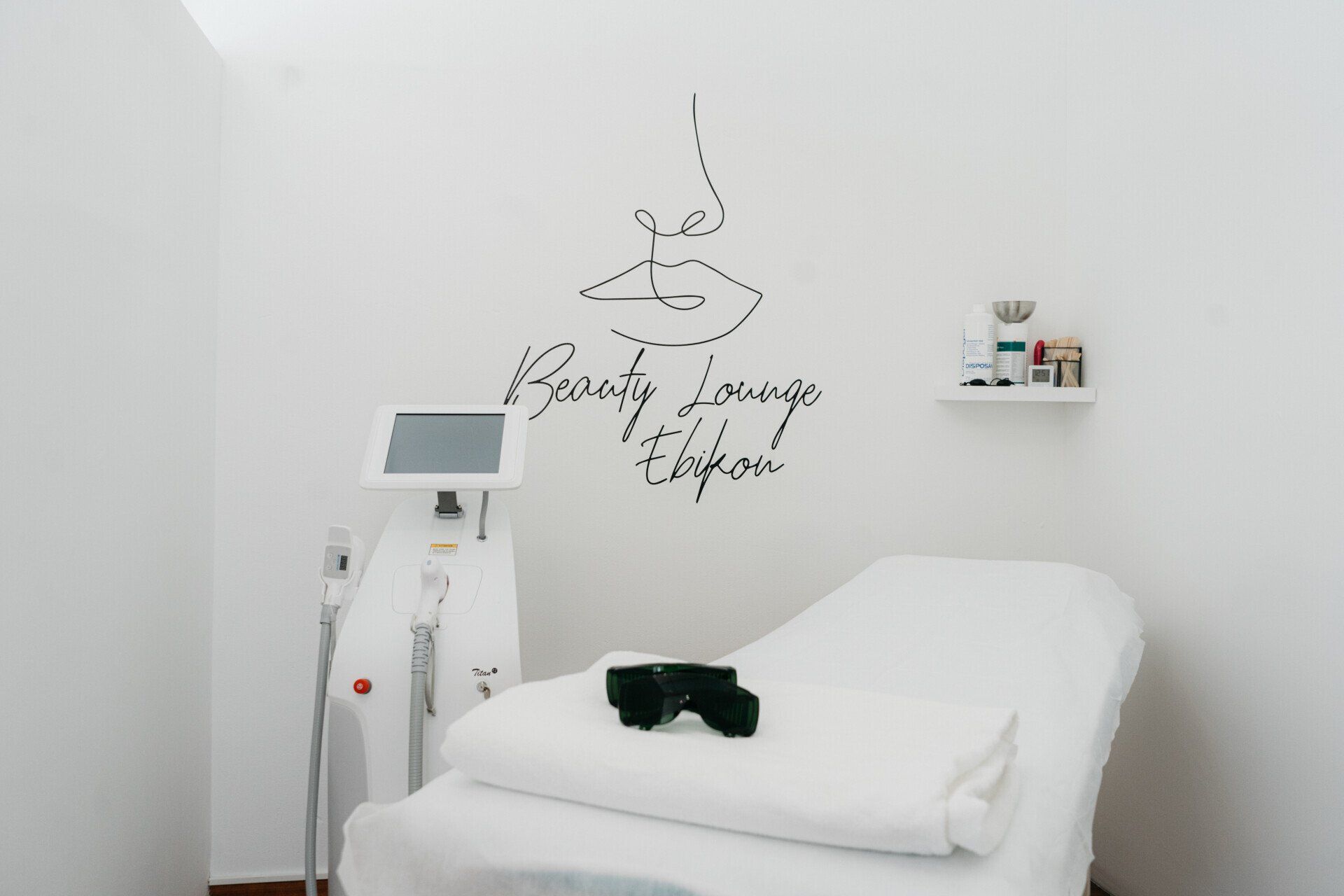 An der Wand über dem Bett hängt ein Bild mit dem Gesicht einer Frau.