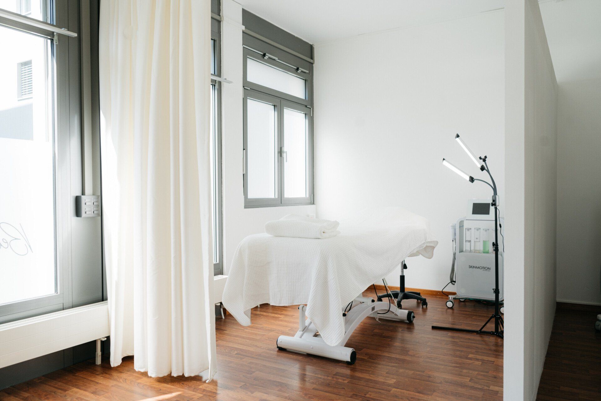 In der Mitte des Zimmers steht ein Bett.