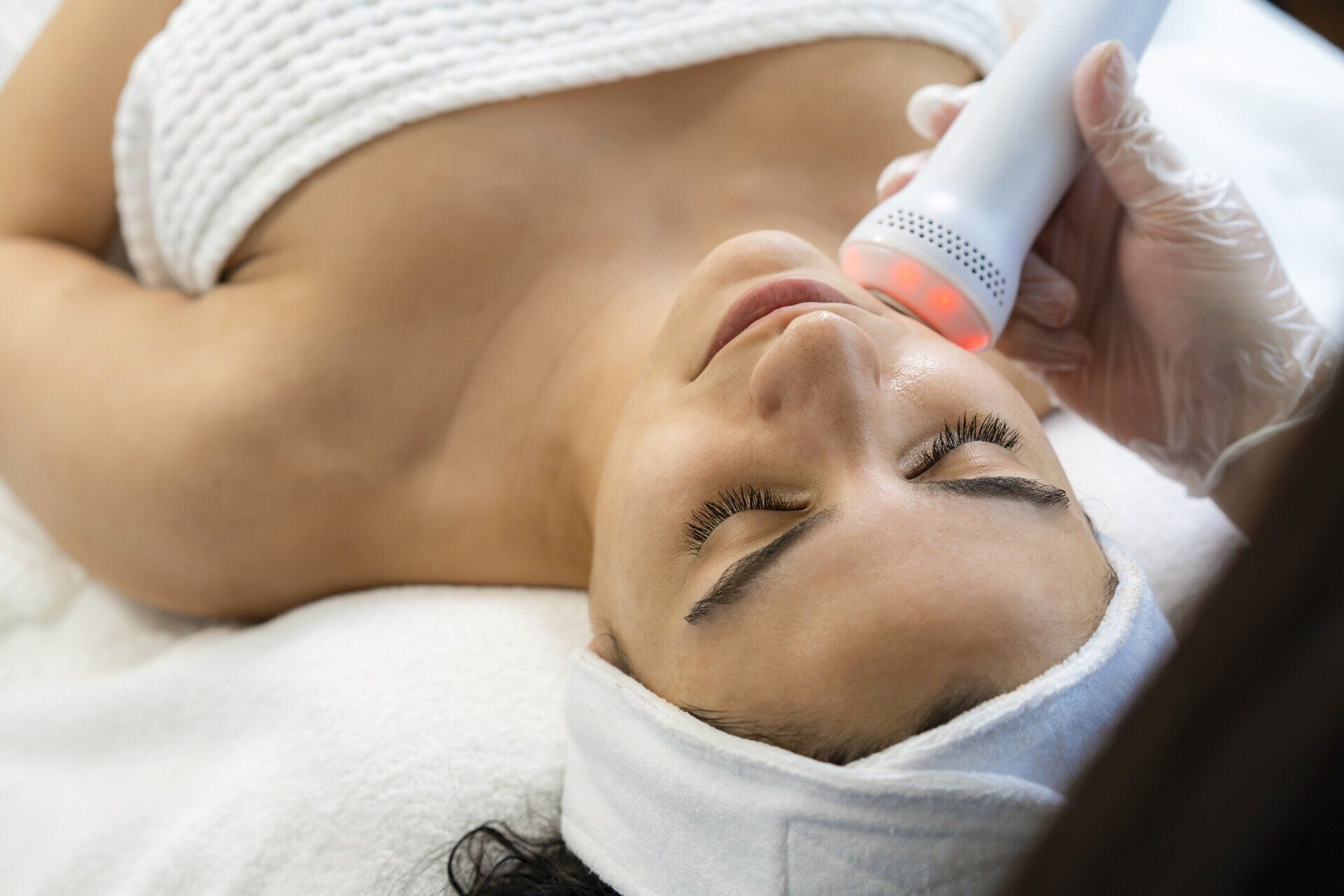 Eine Frau bekommt in einem Spa eine Gesichtsbehandlung.