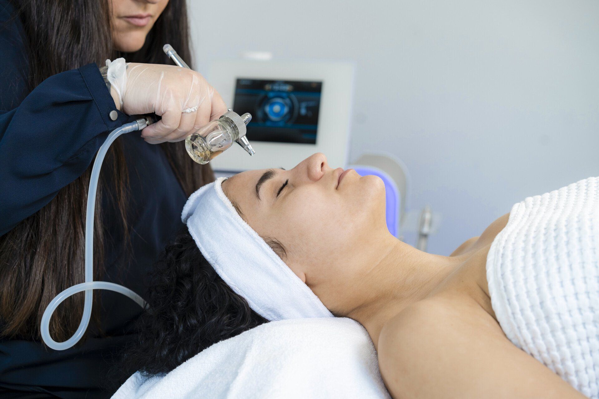 Eine Frau bekommt in einem Schönheitssalon eine Gesichtsbehandlung.