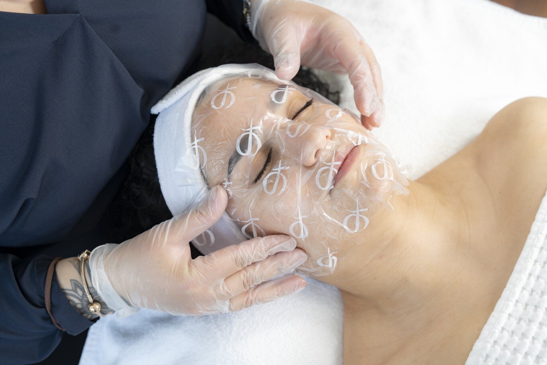 Eine Frau bekommt in einem Spa eine Gesichtsbehandlung.