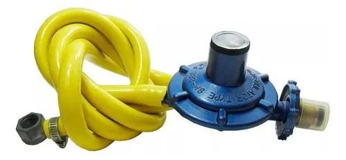 Un regulador de gas con una manguera amarilla conectada a él.