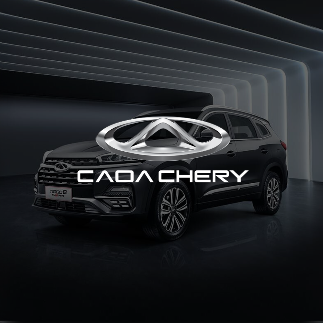 SUV Chery cinza escuro com o logotipo da marca, 
