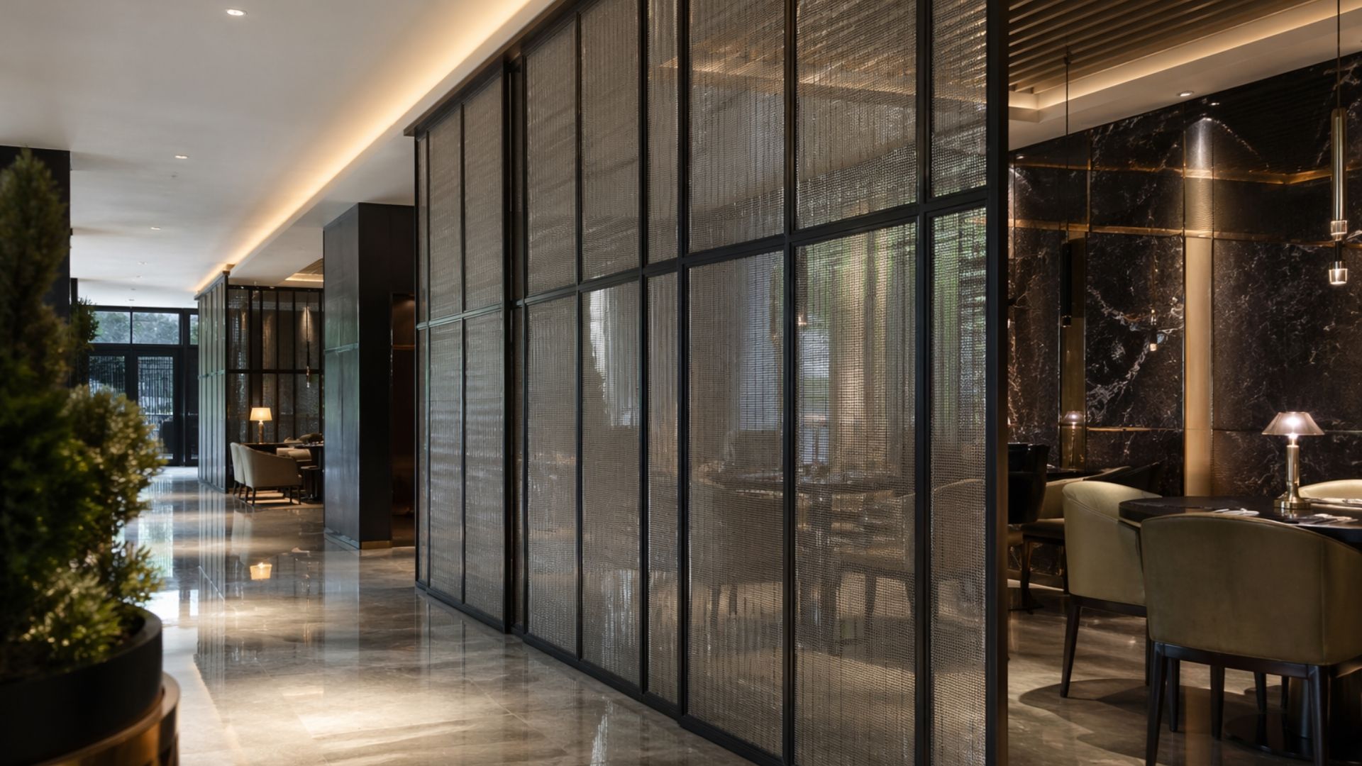 Mesh laminated glass can be used for a wide variety of decorative purposes in feature walls, partitions and more. Let's explore the options.
