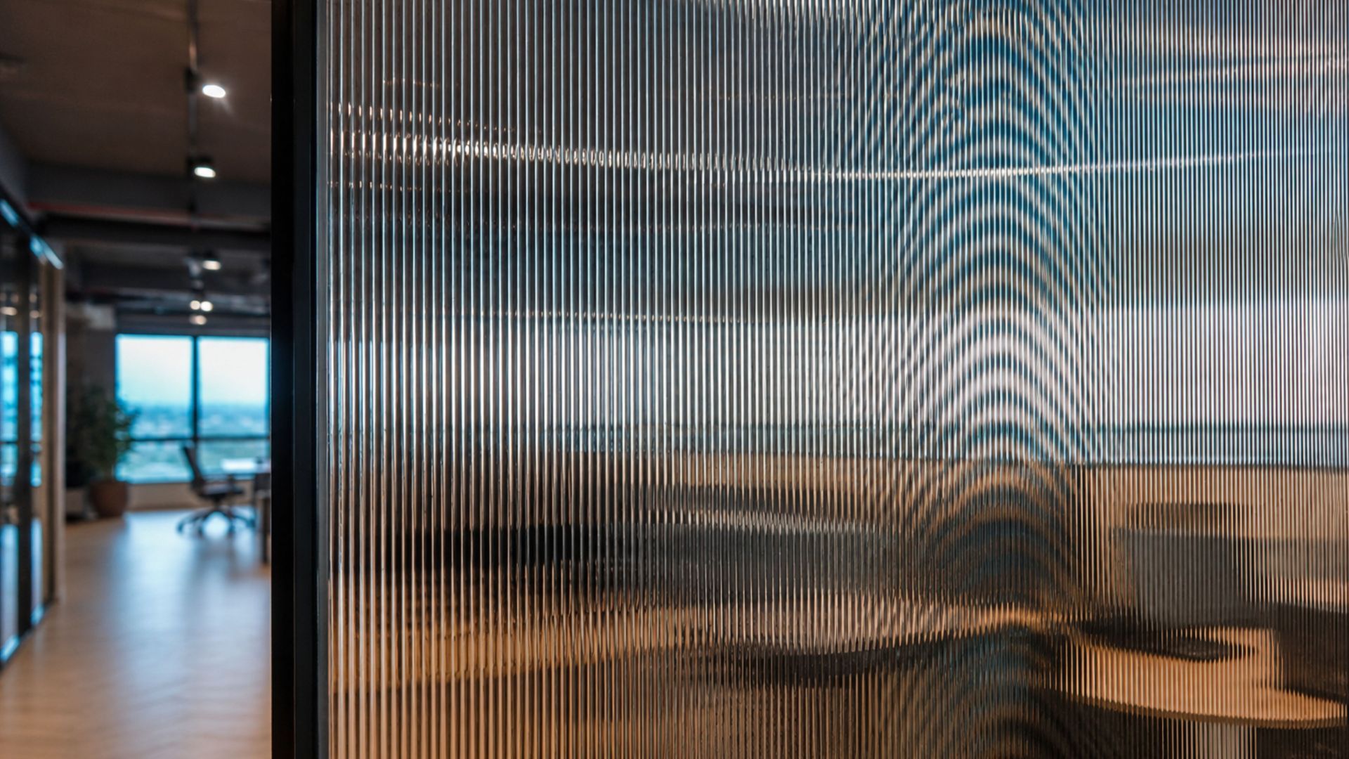 Want to avoid the moiré effect in patterned glass? Learn what causes it and strategies to mitigate