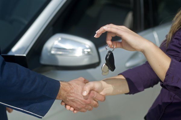 Customer handshaking mechanic, giving keys | Zia Automotive