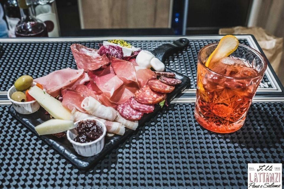 Un piatto di cibo e un bicchiere di bevanda sono su un tavolo.